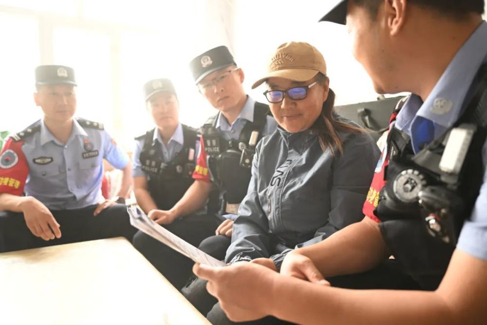 2024年6月22日,四子王旗边境管理大队民警在恩克其其格(右二)家宣讲嫦娥六号返回注意事项。2003年10月16日,神舟五号飞船返回舱着陆在恩克其其格家的草场上。新华社记者 连振 摄