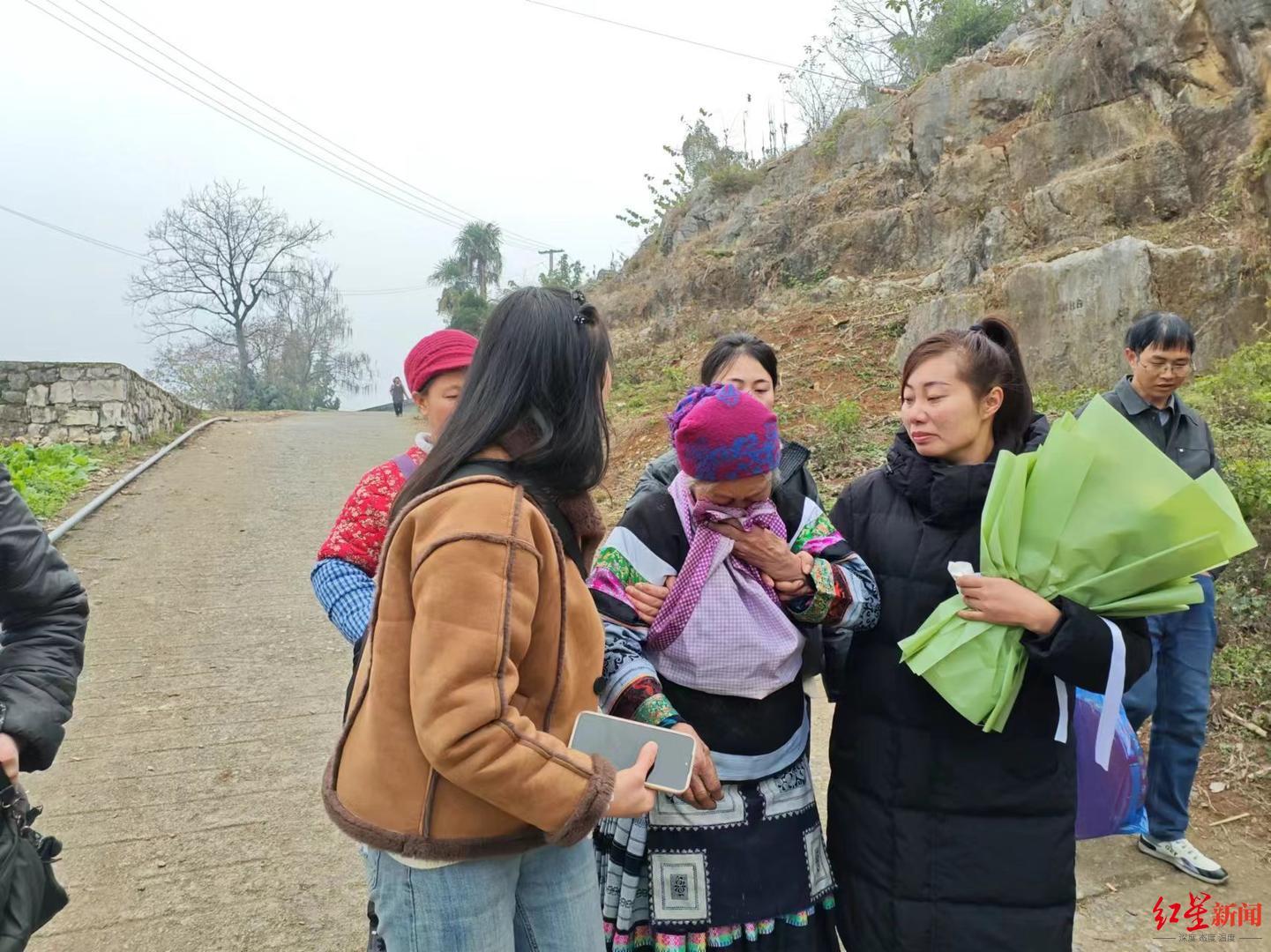 ▲外婆跟着要去看看女儿的坟头