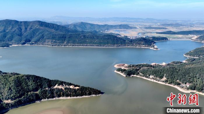 图为江西九江市彭泽县浪溪水库青山如黛,碧水如画,青山绿水间构成一幅