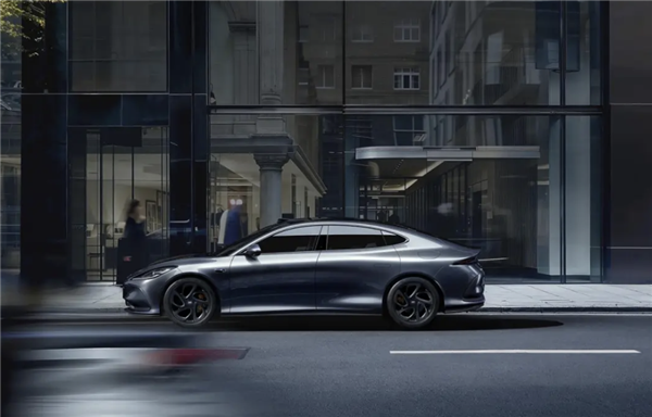 比肩百万超跑 智己L6麋鹿测试85km/h+:号称0.3秒完成救车