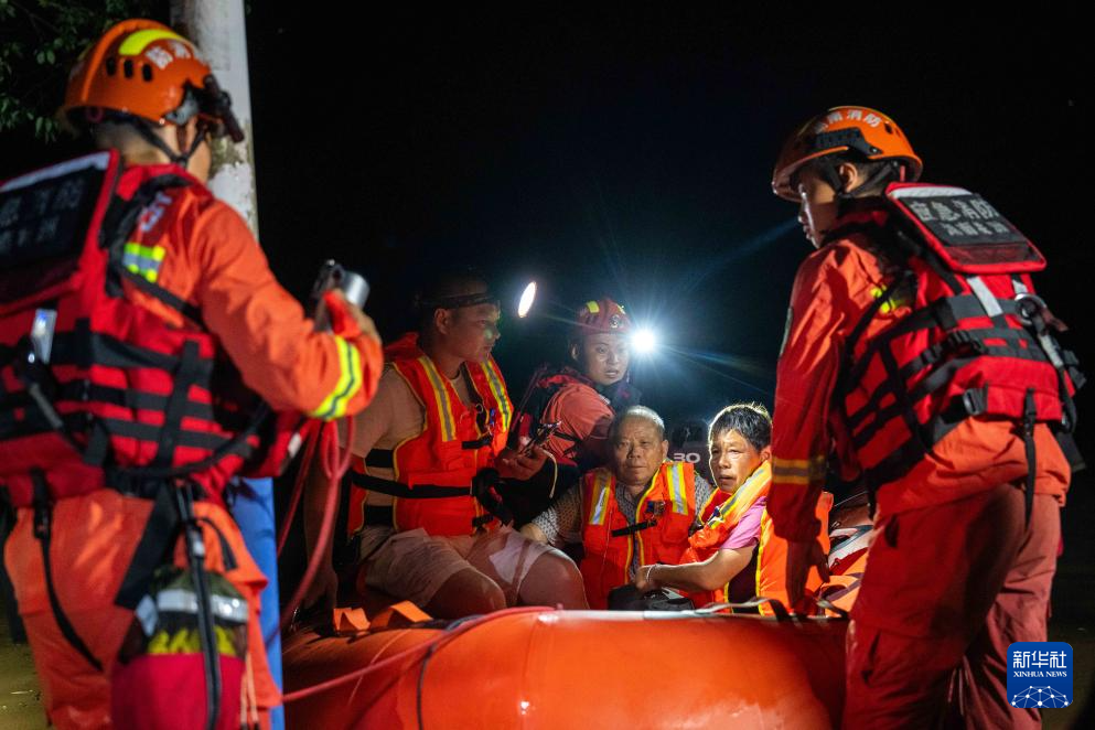 7月29日凌晨，在湖南省湘潭县易俗河镇四新堤附近，抢险人员在转移被困群众。新华社记者 陈思汗 摄