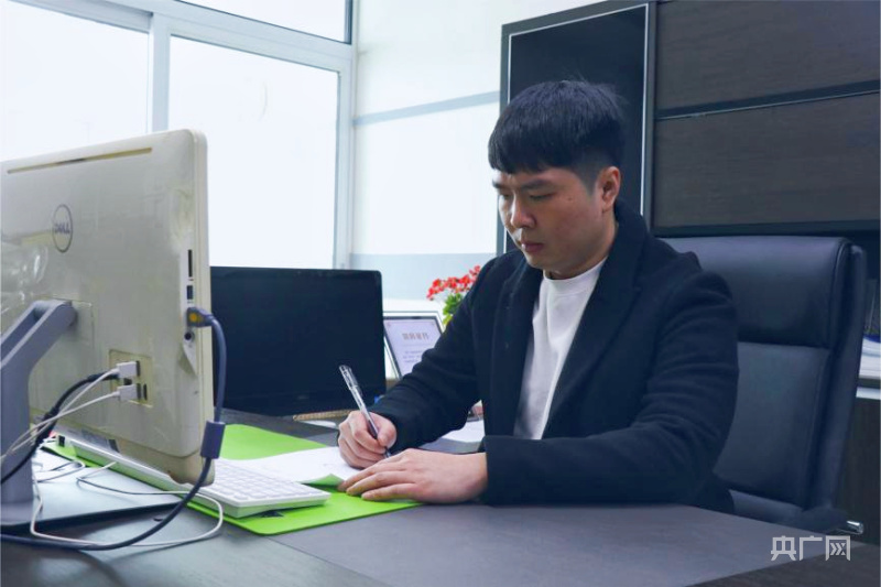 赵通记录下工作内容（央广网发 实习生蔺子贤 摄）