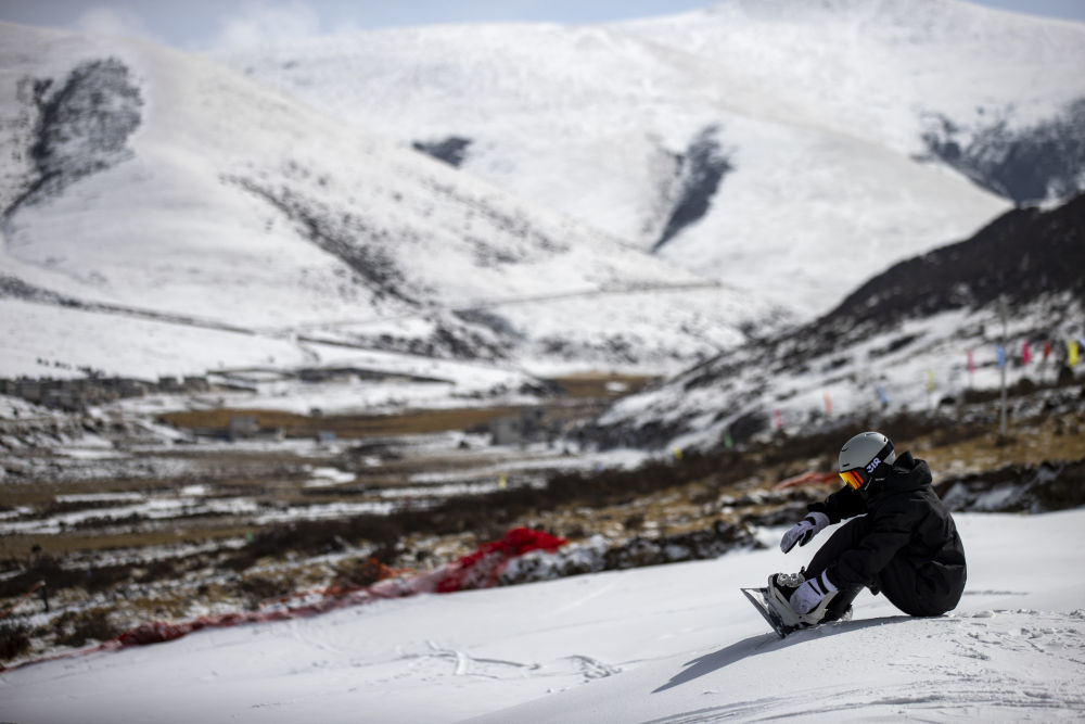 ↑2024年1月27日，一位游客在墨多滑雪场体验滑雪。新华社记者 姜帆 摄