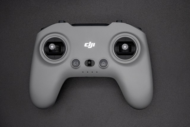 大疆Avata 2评测:新增一键花飞,自带桨保零基础上手的飞行体验无人机