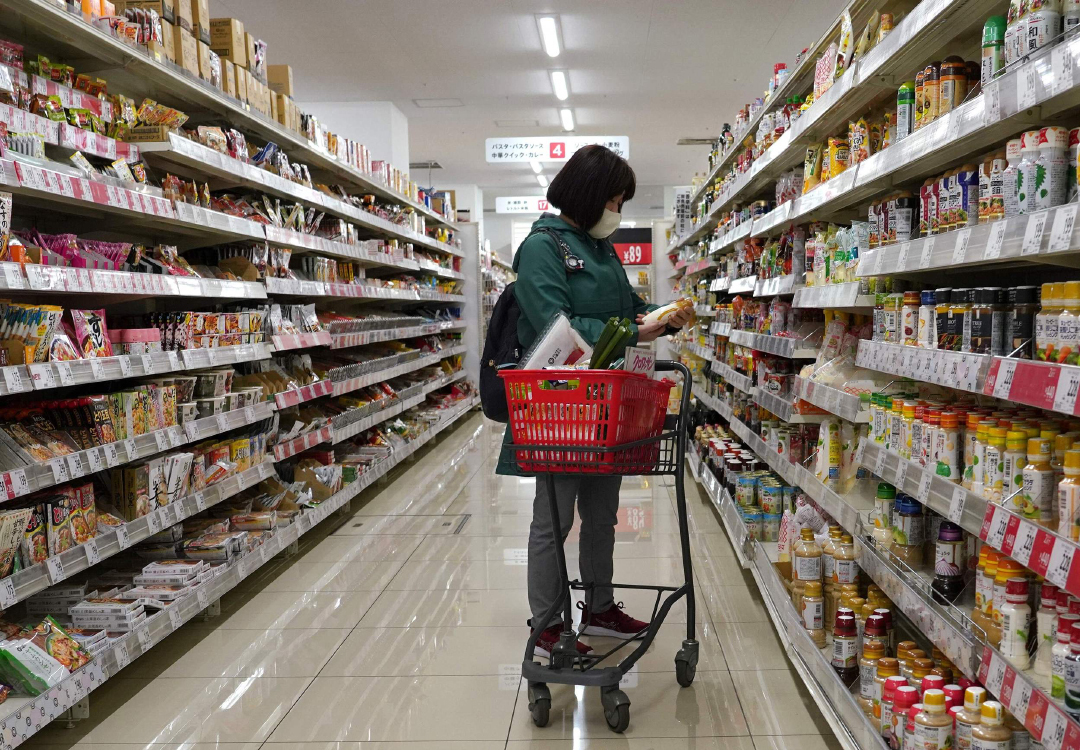 本天时候2024年2月27日，日本东京，别号顾主邪在超市挑拣调味料。