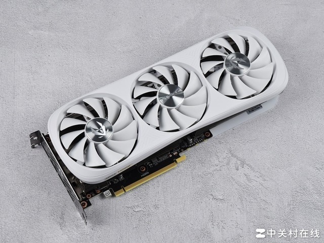 【有料评测】索泰RTX 4070 Ti SUPER TRINITY OC月白显卡评测 秀外慧中