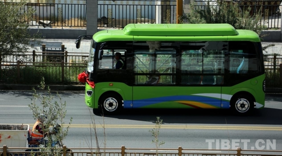 图为阿里地区公交车正式恢复运营 摄影:王佳豪