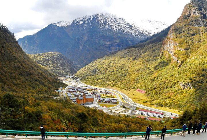 游客在西藏山南市隆子县玉麦乡路边欣赏玉麦乡美景（2023年10月25日摄）。新华社记者 张汝锋 摄