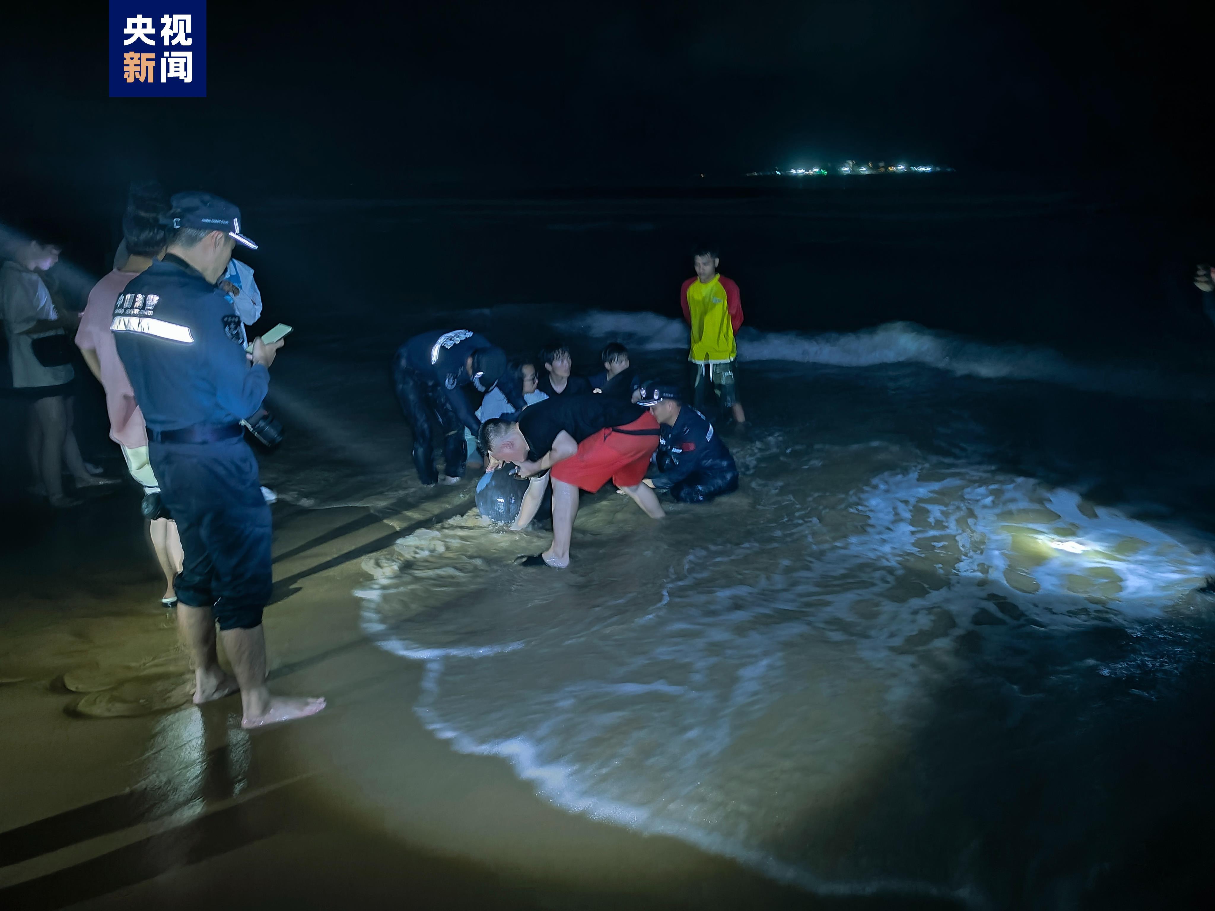 海南三亞海棠灣有鯨魚(yú)擱淺，多部門聯(lián)合緊急救助