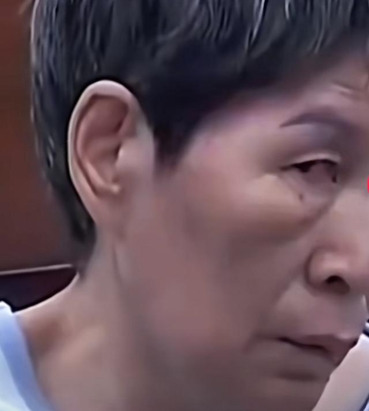 重审一审庭审时,余华英曾用微眯的眼睛盯着杨妞花。视频截图