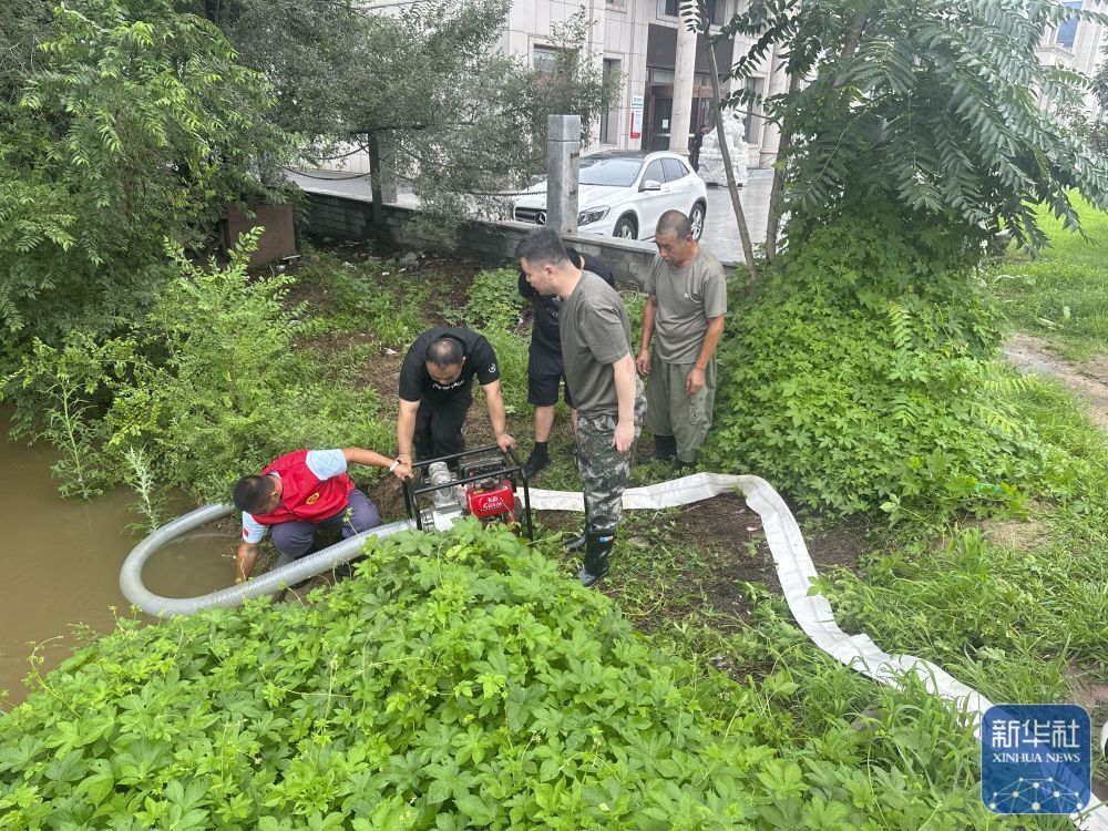 7月27日，在辽宁省鞍山市千山区汤岗子理疗医院，汤岗子街道工作人员在清理积水。新华社发