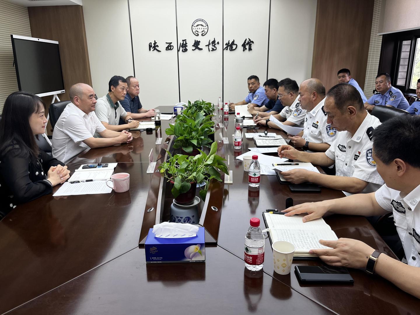 ▲西安市公安局与陕西历史博物馆就相关案情进行沟通 图据西安公安