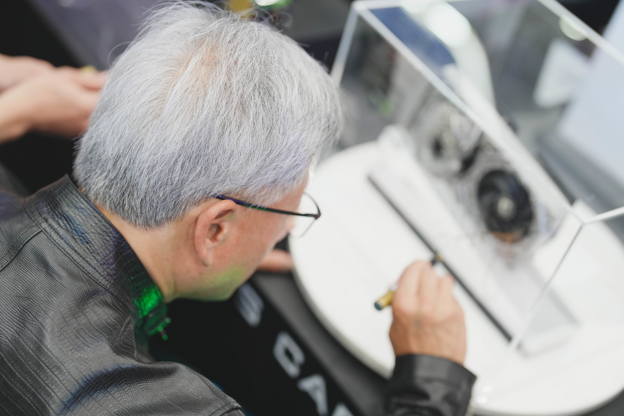 微星携众多新品亮相Computex2024 黄仁勋亲临展台签名留念!