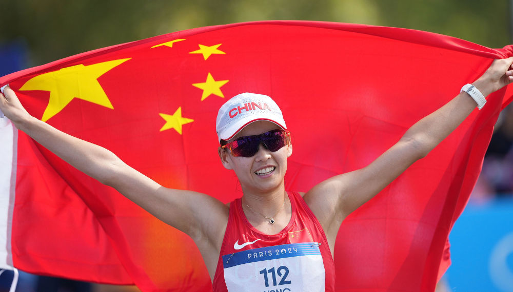 ↑8月1日,杨家玉夺得女子20公里竞走冠军后庆祝。