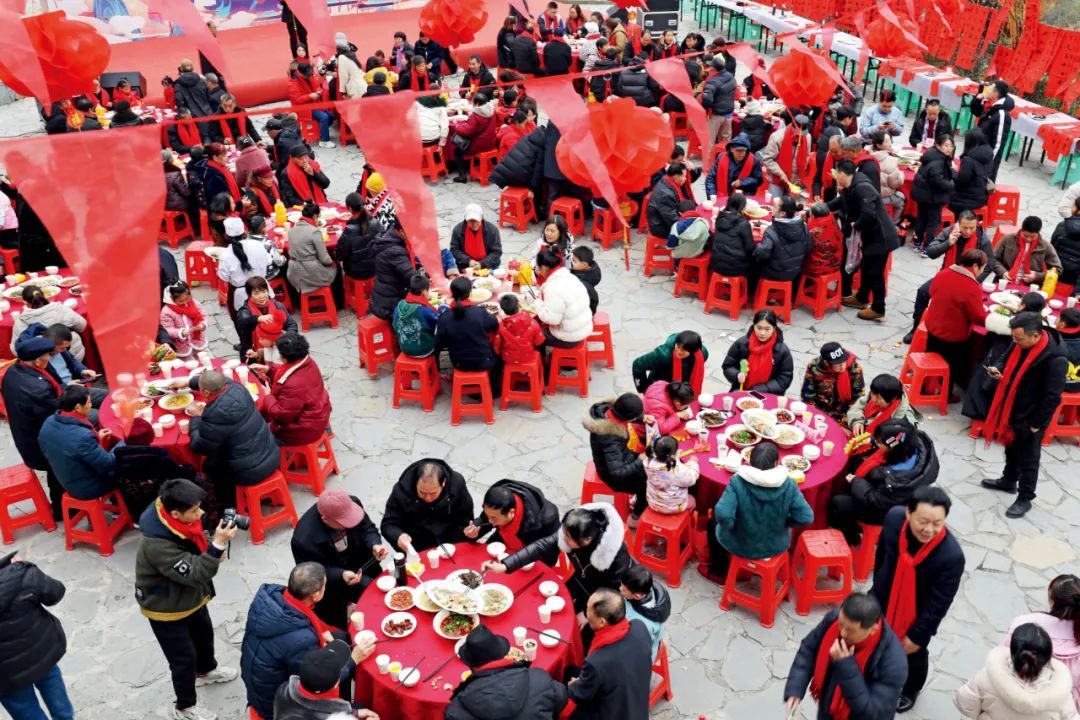 1月30日，重庆沙坪坝区三河村的村宴现场。图/视觉中国