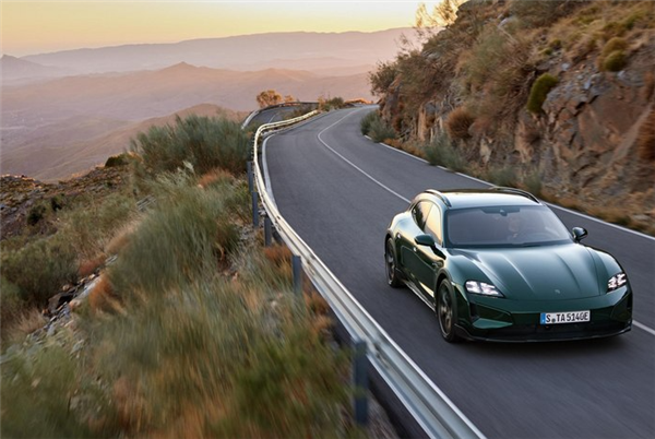 标配双腔空悬+高压快充!新款保时捷Taycan今晚首发:现款89.8万起