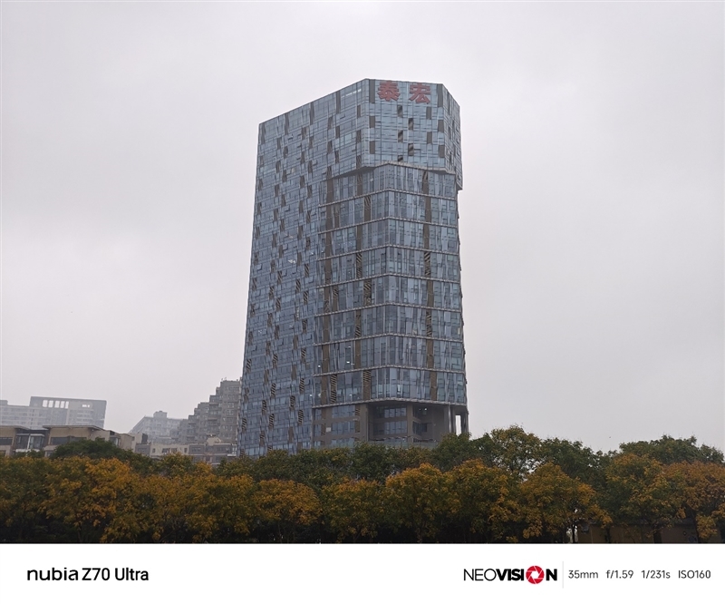 颜值巅峰 极简交互!努比亚Z70 Ultra深度评测:未来手机发展趋势风向标