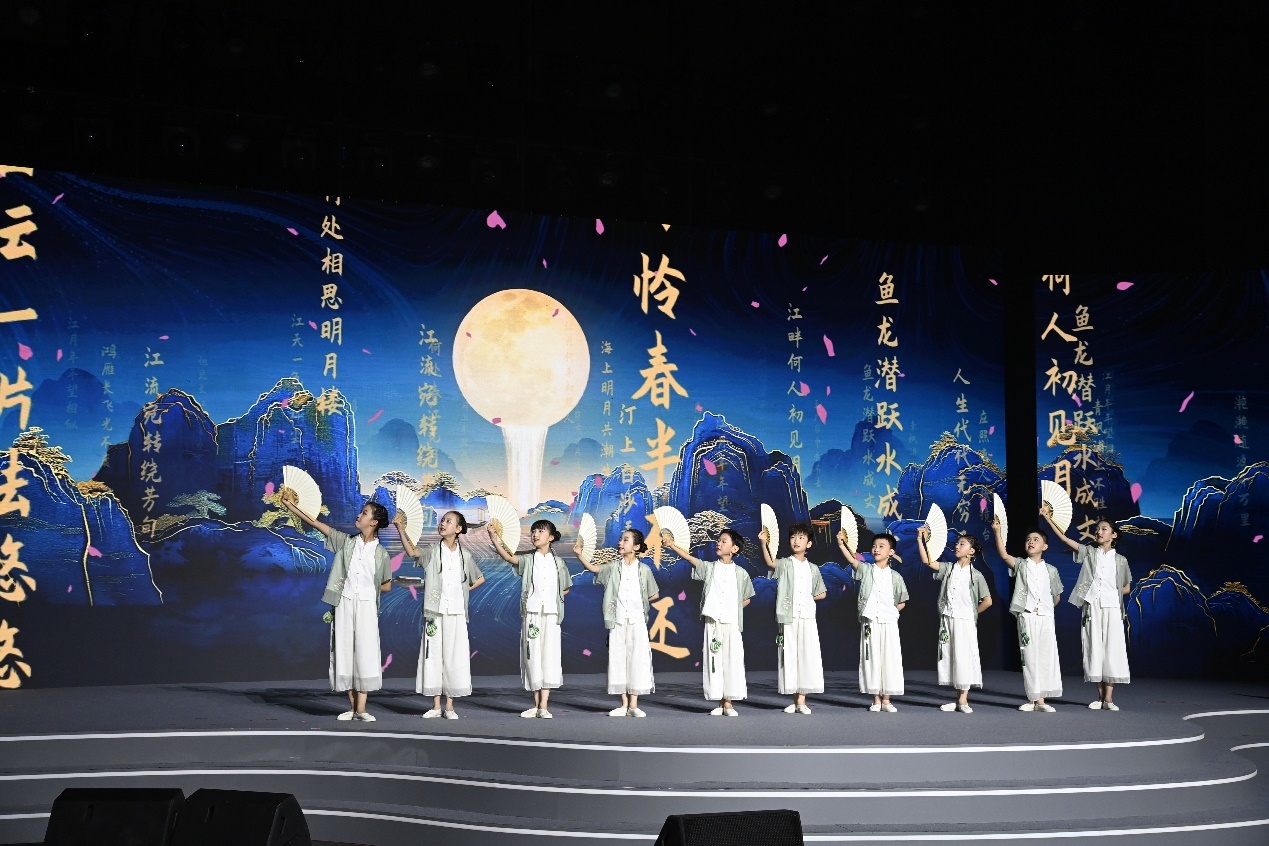 扬州市邗江区实验学校蒋王小学学生吟诵《春江花月夜》。