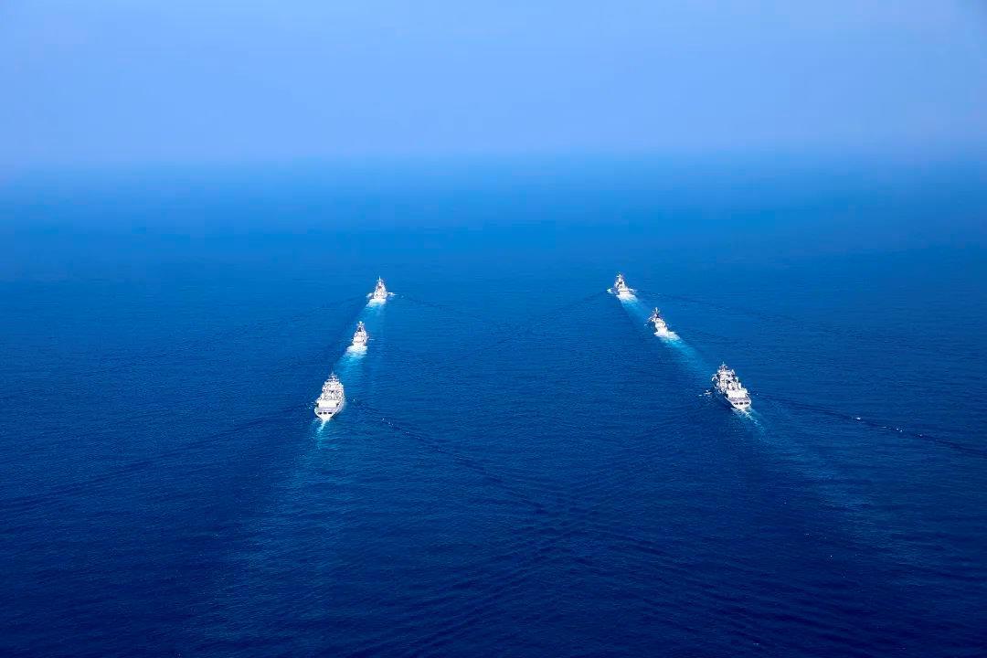 △今年2月，海军第42批、第43批护航编队在亚丁湾某海域举行护航任务交接和分航仪式。