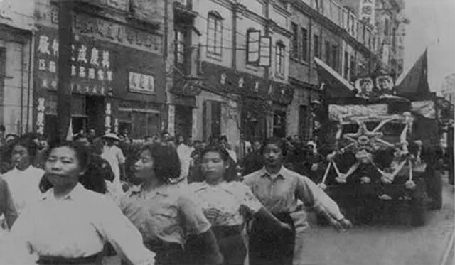 1949年1月15日南开大学师生热烈庆祝天津解放
