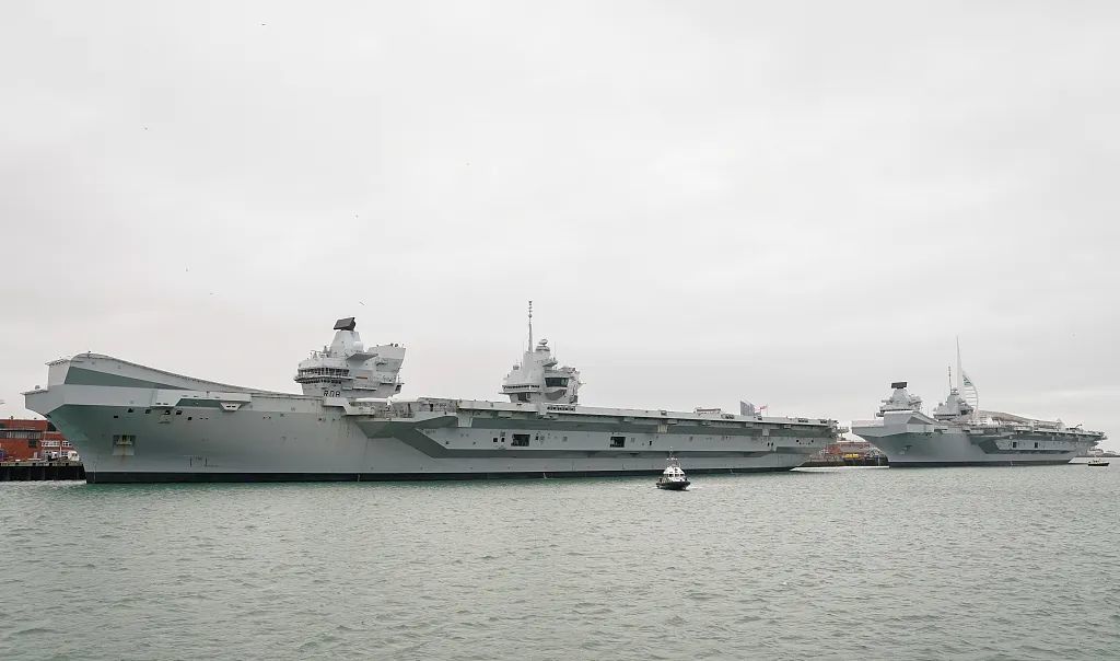 当地时间2024年2月4日，英国皇家海军航空母舰“伊丽莎白女王”号和“威尔士亲王”号停靠在海军基地旁。（视觉中国）