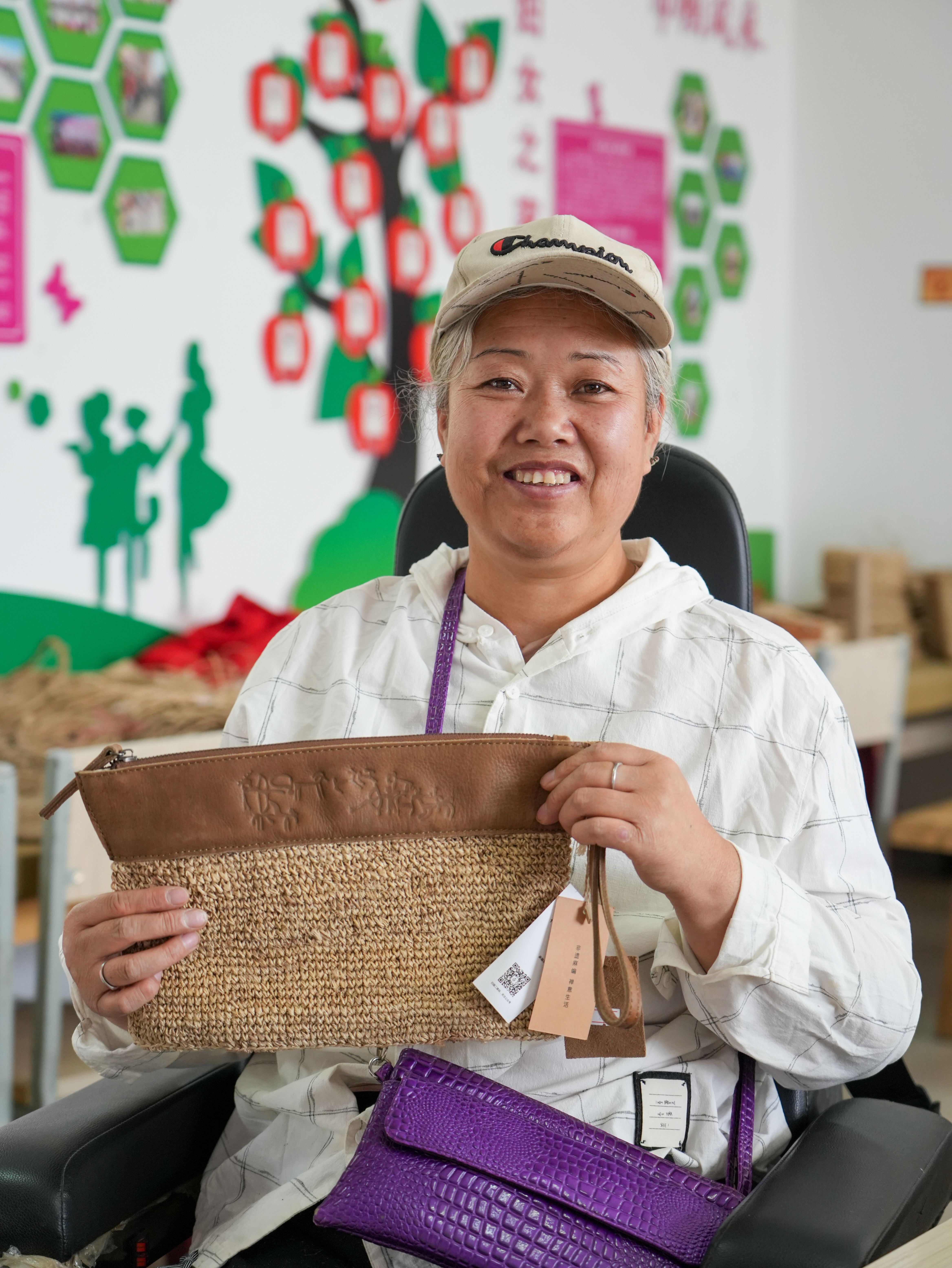 丁玉凤展示作品。