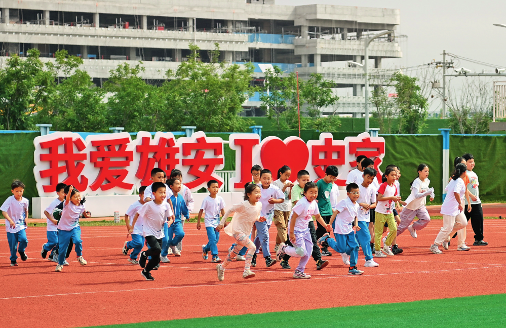 雄安史家胡同小学学生在操场上运动（2024 年 5 月 21 日摄）牟宇摄 / 本刊