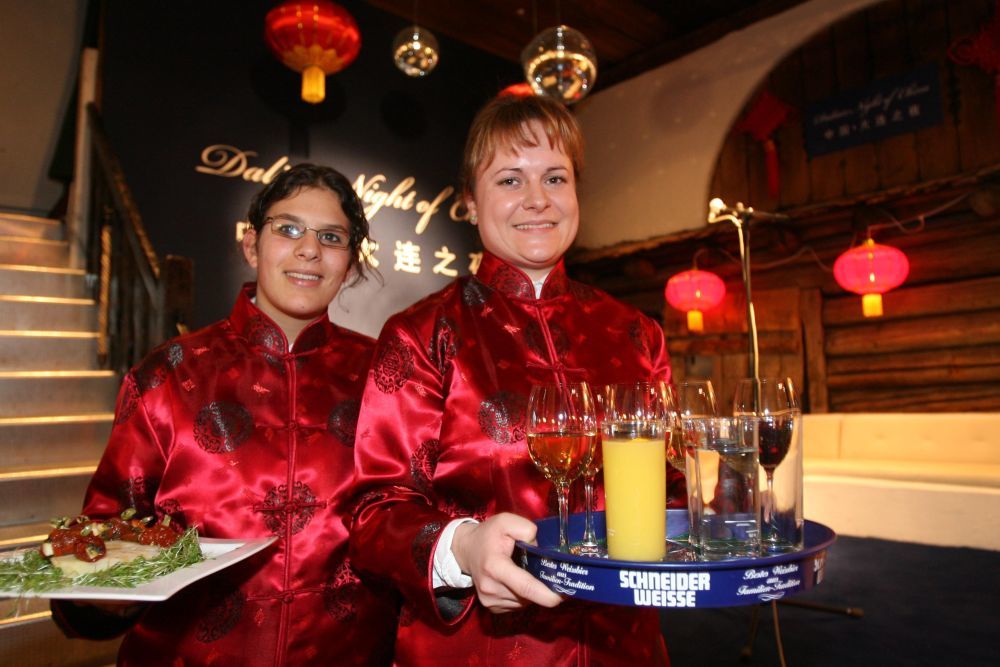 2007年1月25日，在瑞士达沃斯举行的“中国大连之夜”上，当地女服务员穿上了中国传统服装。