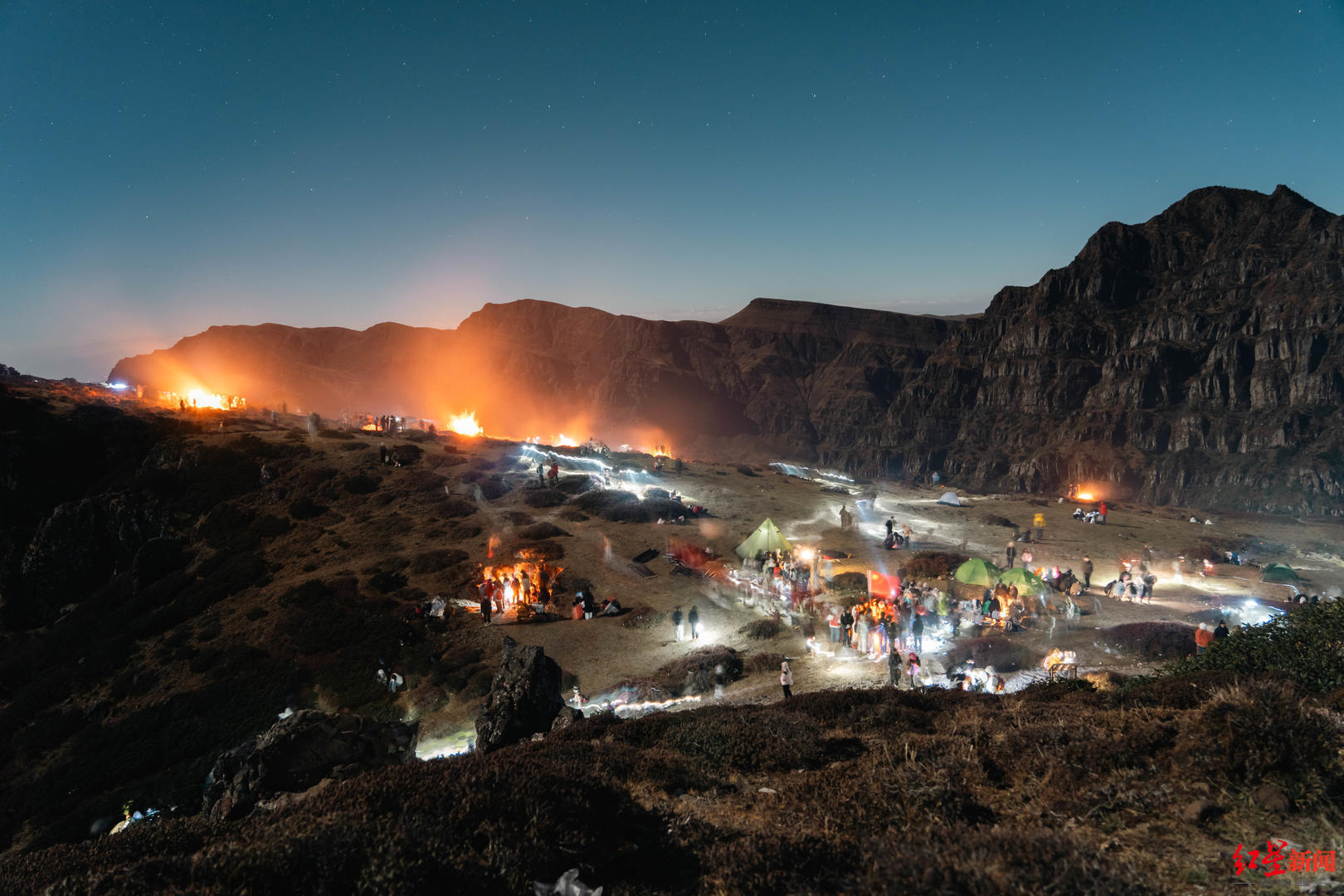 夜爬大牯牛山纵火烧山？不能嘴上热爱自然实则肆意伤害