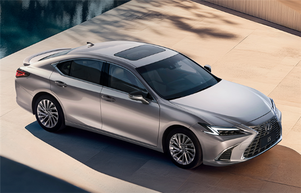 车灯自带“闪电” 新款雷克萨斯ES上市:29.99万起