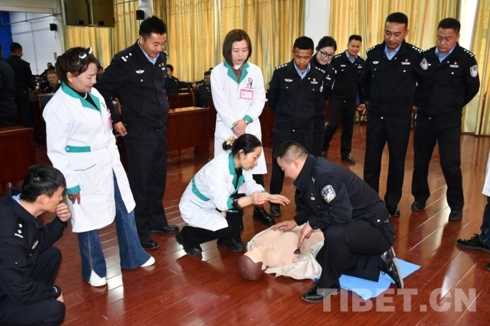 图为地区妇幼保健院医生指导民警模拟心肺复苏 受访单位供图