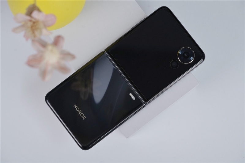 荣耀首款小折叠!荣耀Magic V Flip评测:4英寸超大外屏我能玩一天