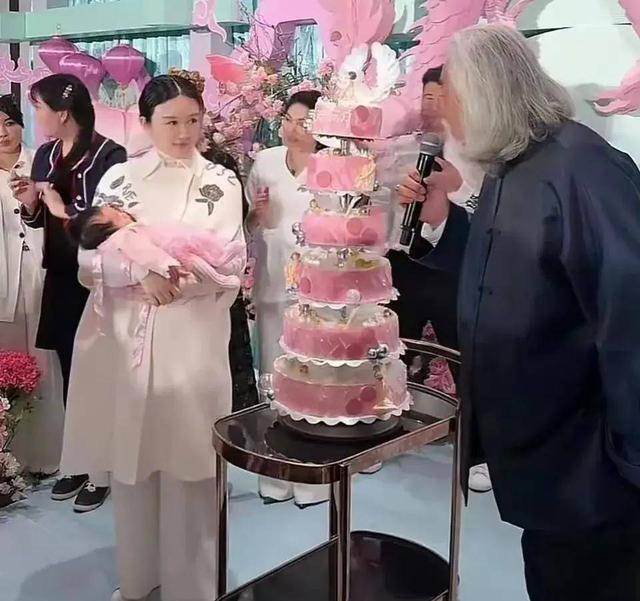 张纪中女儿满月宴直播带货，杜星霖全程黑脸，餐厅地址被扒太离谱