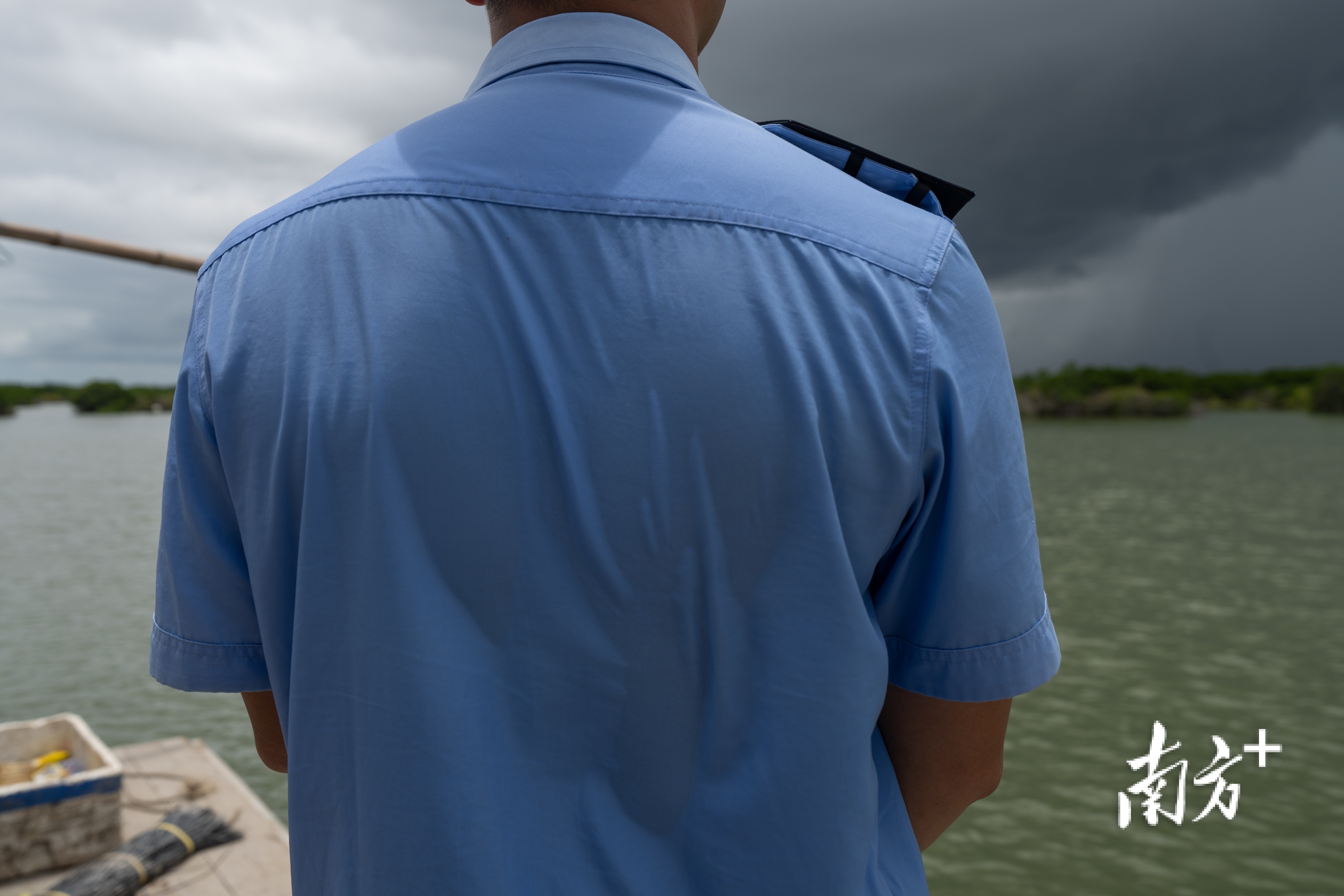 一趟巡护下来,汗水湿透了杨健宏的警服