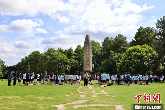 7月16日，来自深圳的师生来到叶坪革命旧址群，向红军烈士纪念塔敬献花篮，深切缅怀革命先烈。丁鑫朋 摄