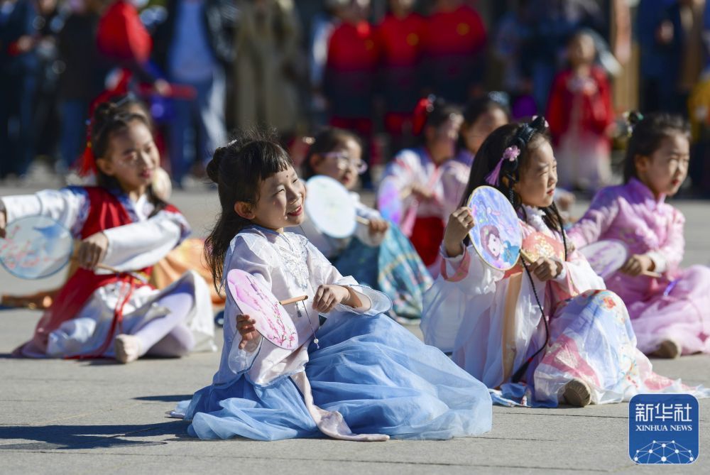 3月30日,小朋友在康巴什区亚洲雕塑艺术主题公园表演汉服舞蹈.