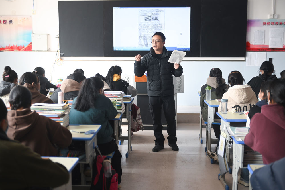 2023年2月23日，上海援青教师钟祖华在果洛西宁民族中学给学生上课。