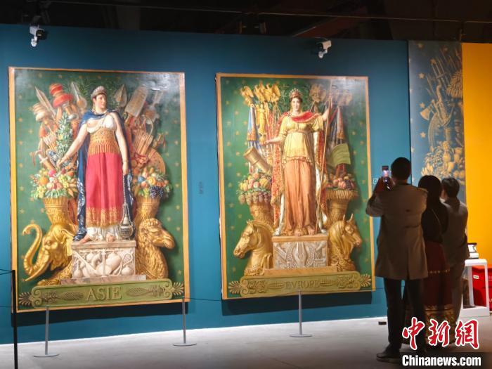 4月13日，观众拍摄挂毯模板，左图为“亚细亚”，右图为“欧罗巴”。　苏婧欣 摄