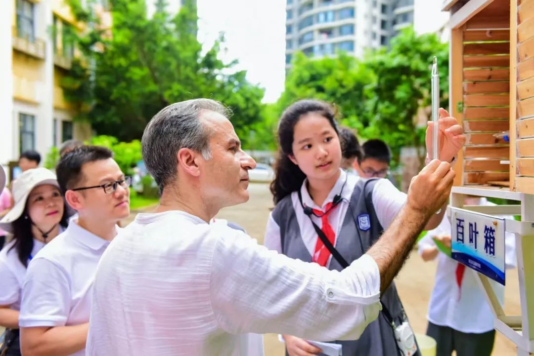 海口市五源河学校学生向联合国教科文组织专家展示研究项目。