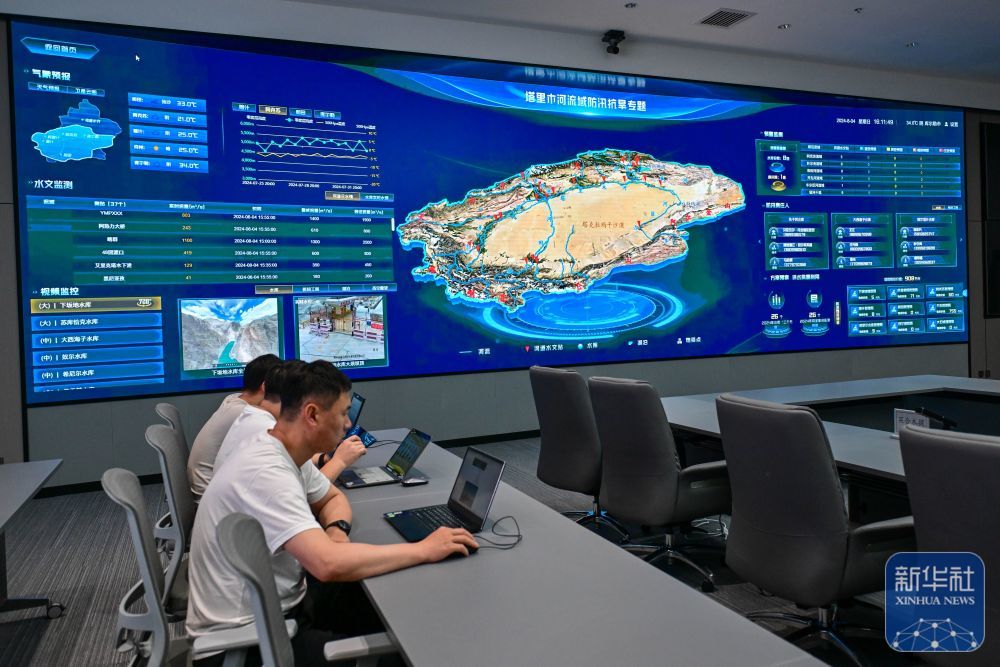 ↑在新疆塔里木河流域管理局，工作人员查看防汛实时数据（8月4日摄）。新华社记者 丁磊 摄