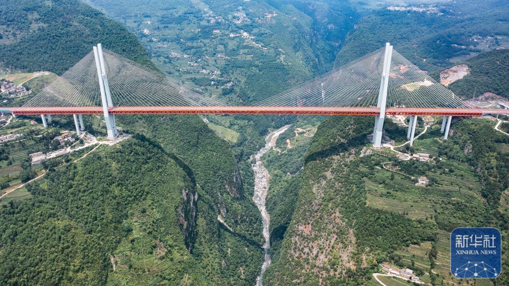 ↑ 这是2023年8月15日拍摄的贵州、云南交界处的杭瑞高速北盘江大桥（无人机照片）。于2016年12月通车的北盘江大桥连接起了被峡谷隔绝的滇黔两地，垂直高度达565米。新华社记者 陶亮 摄
