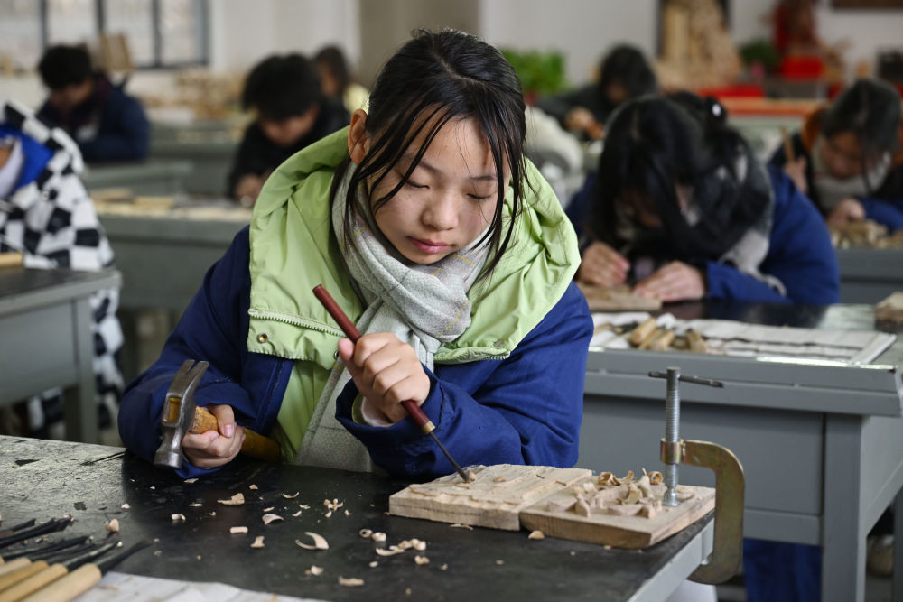 在位于黄山市歙县的行知学校，学生在学习非遗木雕制作。 新华社记者 周牧 摄