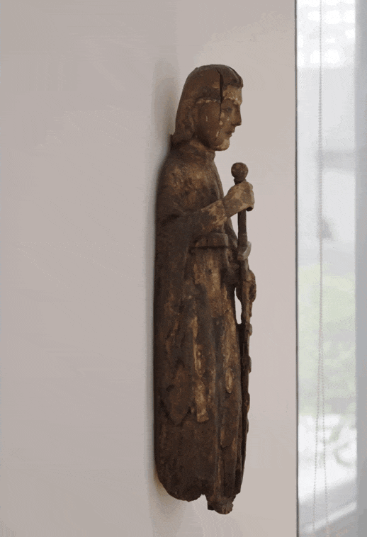 ▲潘雅德从巴塞罗那的古董店带回来的木雕