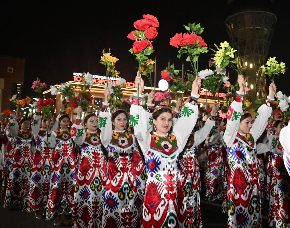 当地时间7月4日晚，国家主席习近平乘专机抵达杜尚别，应塔吉克斯坦共和国总统拉赫蒙邀请，对塔吉克斯坦进行国事访问。拉赫蒙总统在机场为习近平主席举行盛大隆重的迎宾仪式。新华社记者 燕雁 摄