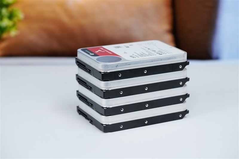 4块组近百TB NAS!希捷酷狼Pro 24TB硬盘评测:读写均超1000MB/s