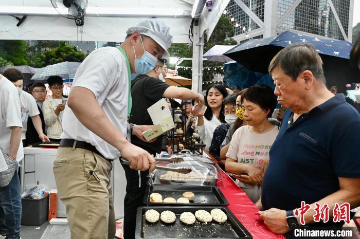 图为市民排队购买上海特色糕点。中新网记者 李志华 摄