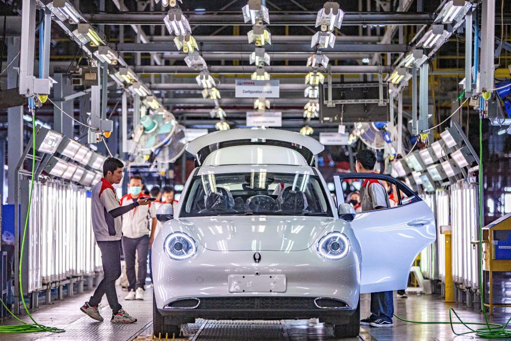 1月12日，工人在位于泰国罗勇的长城新能源汽车制造基地生产车间内工作。新华社记者王腾摄