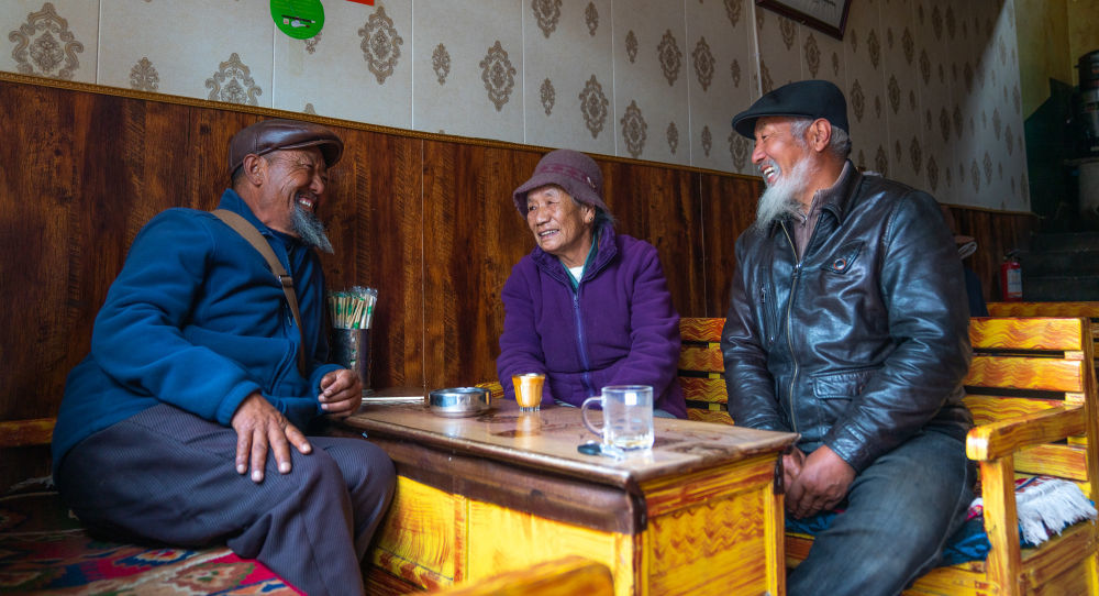 格桑玉珍（中）在茶馆里和好友聊天（4月3日摄）。新华社记者 丁增尼达 摄