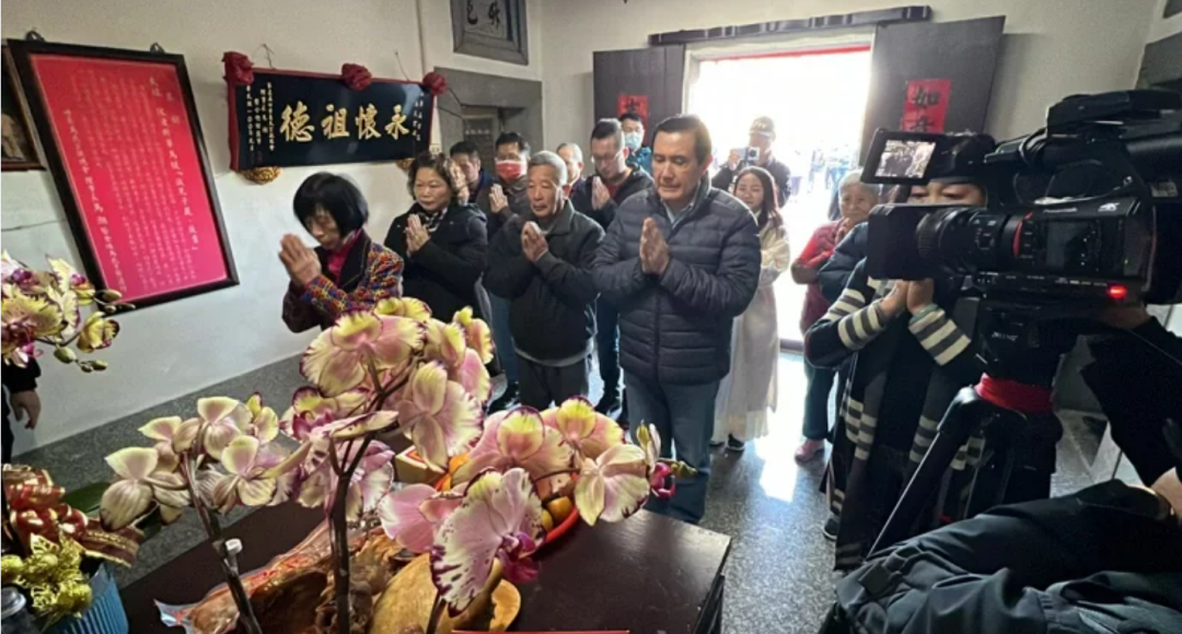 △ 2023年4月1日，在湖南省湘潭县茶恩寺镇双阳村马家祖墓，马英九携家人祭祖，用当地方言回应乡亲“湘潭伢子回来了”。