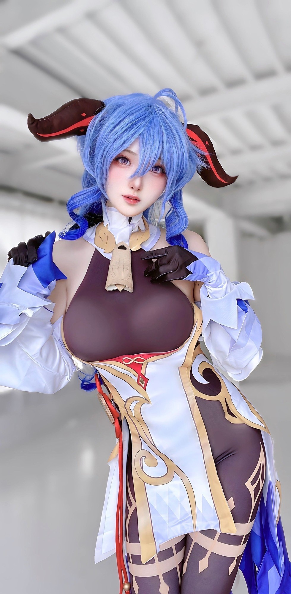 米哈游大伟哥与甘雨合影